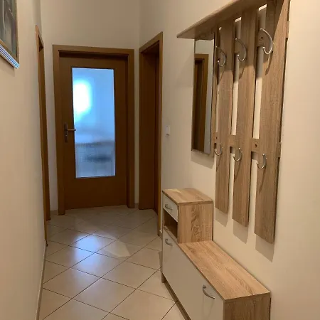 Apartment La- *
